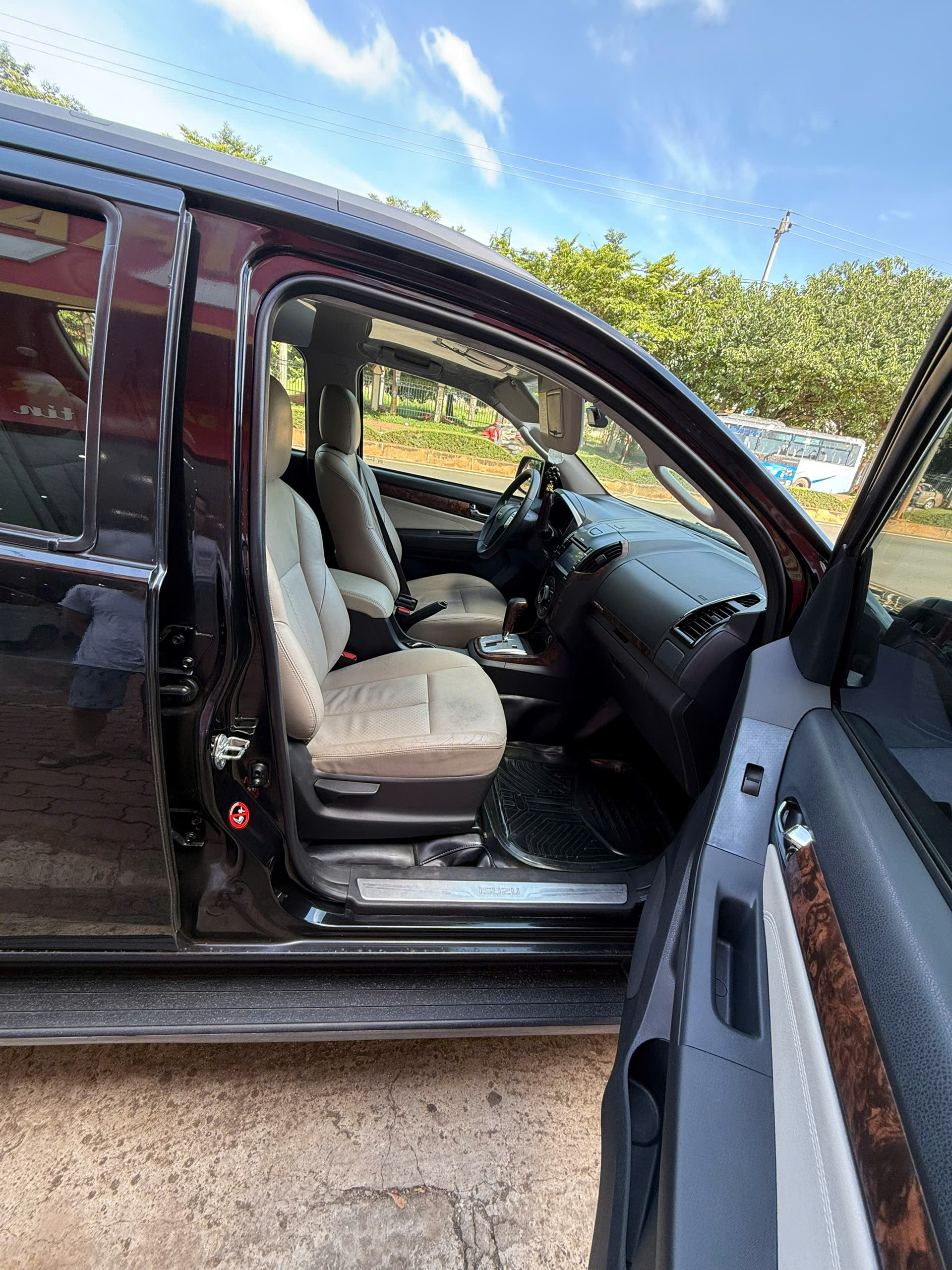 isuzu 2017 (4)